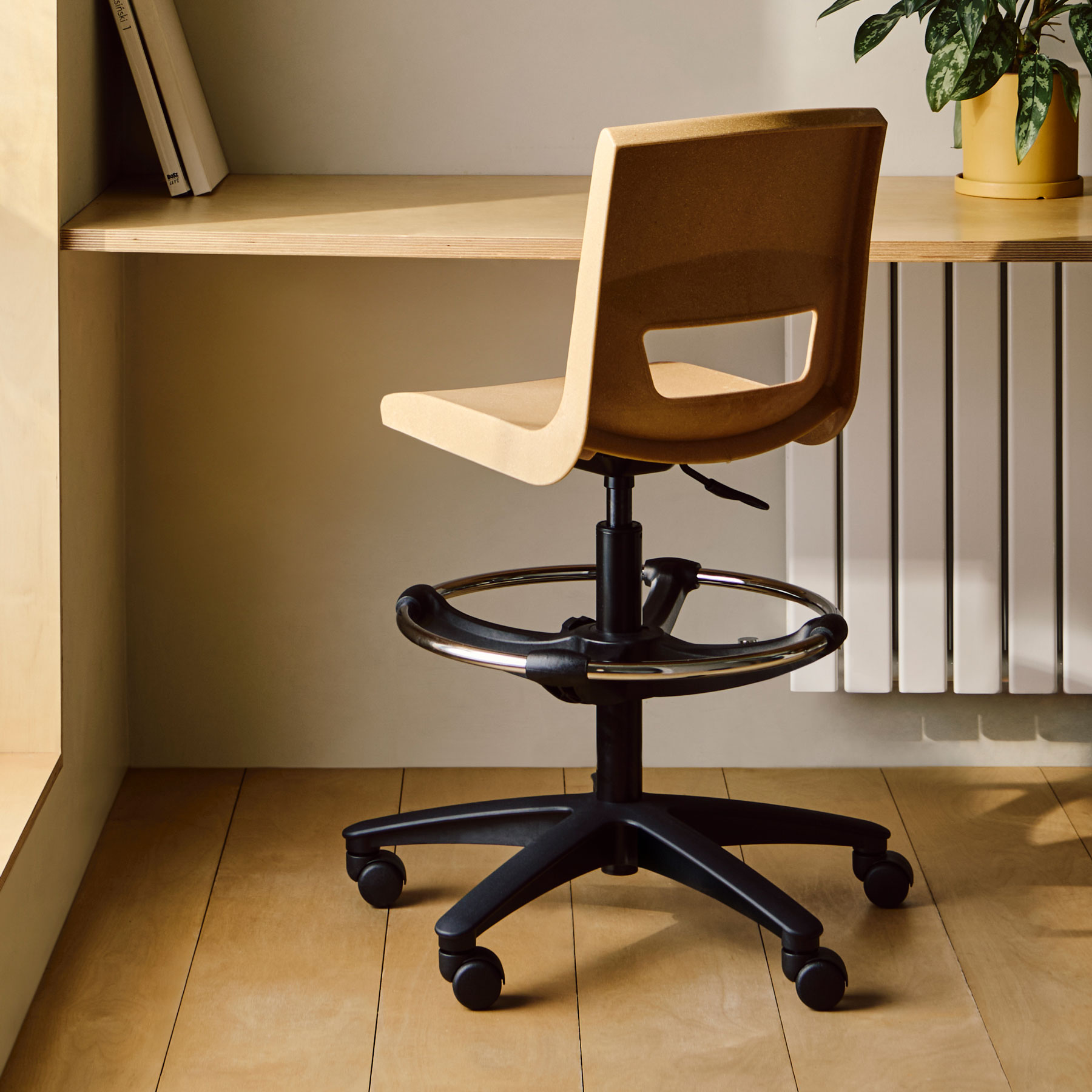 Postura+ Wood Mix Task Stool