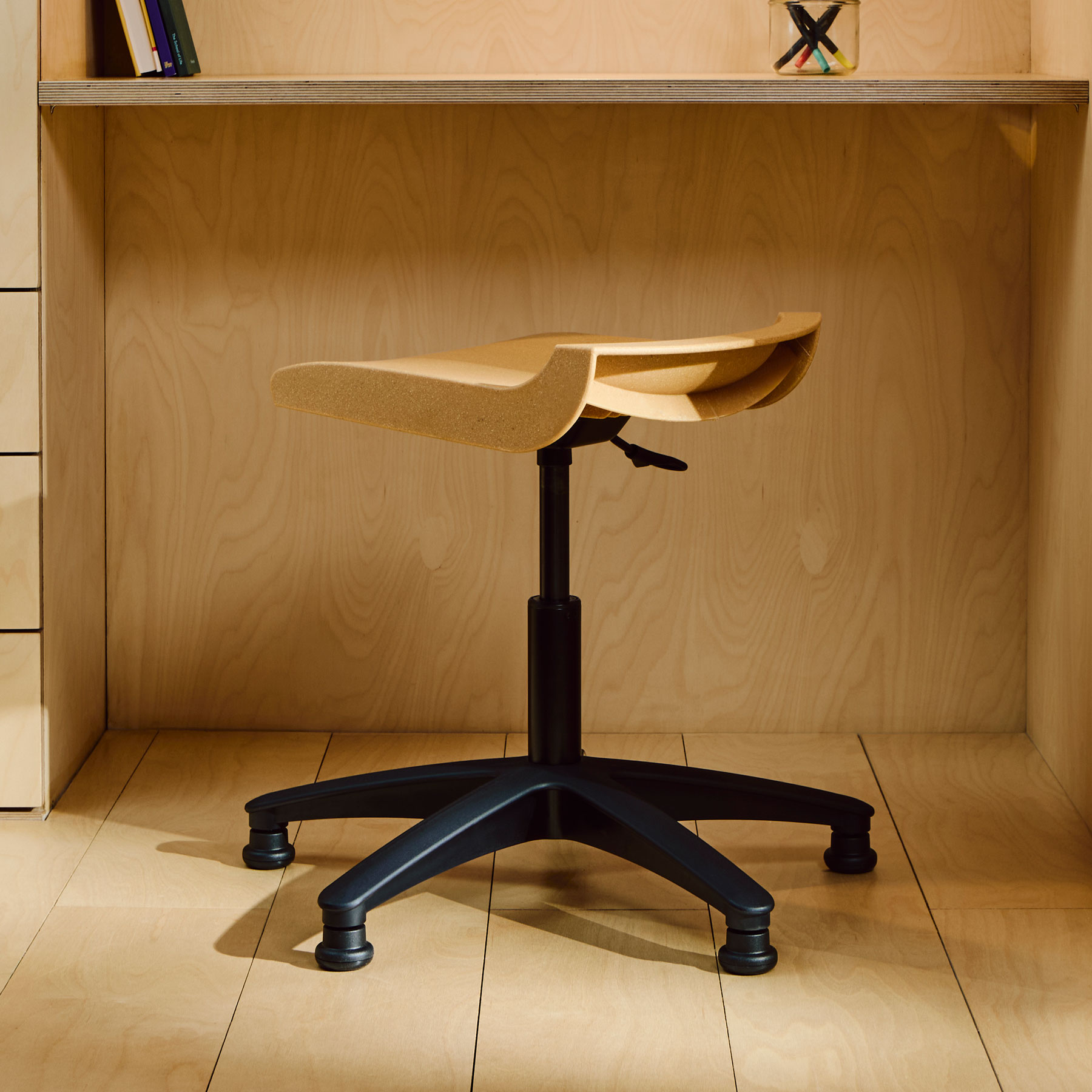 Postura+ Wood Mix Low Task Stool